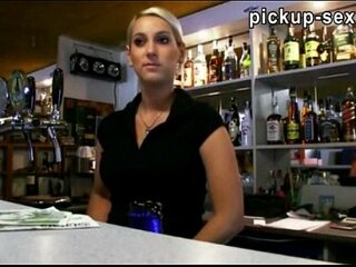 Ein sexy blonde Barkeeper erhält eine intensive Penetration für die finanzielle Entschädigung in diesem dampfenden Video