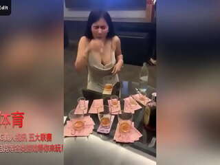 Une escorte thaïlandaise échange des seins contre de l'argent dans une vidéo explicite
