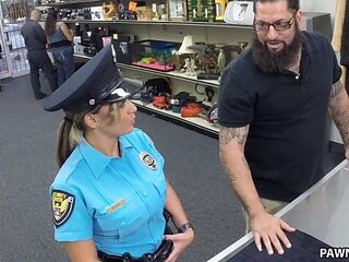 Dojrzały policjant uwiódł za pieniądze i seks w rzeczywistości-styl wideo