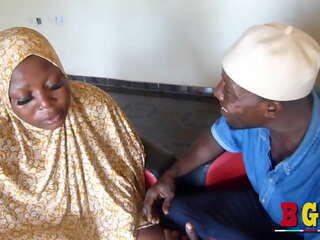 Der nigerianische Amateur Halima gibt ihrem Stiefvater Alhaji Alfa einen Blowjob