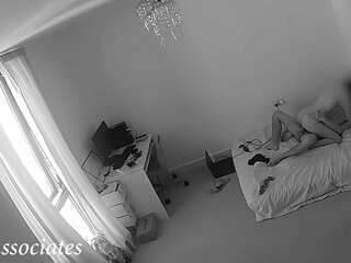 スパイカメラは、私たちのairbnbで私の親友との妻の不倫を明らかにします