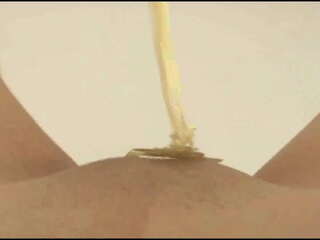 Vagina persik bengkak ditutupi losion dalam video buatan sendiri