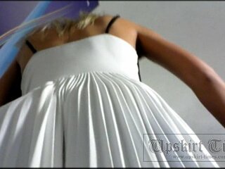 Video voyeurístico de la falda de una rubia sexy