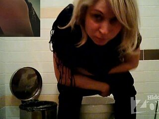 Скрытая камера запечатлела интимный момент блондинки в ванной