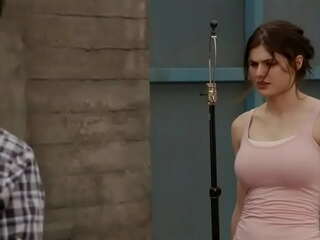 Alexandra Daddario dans une scène torride qui vous coupera le souffle
