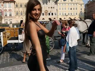 Maria đi bộ công cộng Ở Prague với quan điểm ass-tastic