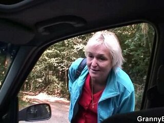 En mogen kvinna har sex med en okänd man i en bil