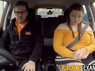 Mladá a atraktivní Angličanka si užívá jízdu na velkém penisu svého instruktora jízdy