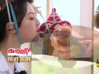 La performance sensuelle de Yang Chao Yue dans une émission de télévision avec masturbation et compilation d'éjaculations