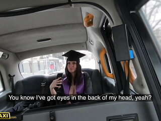 मेलानी मेंडेस, एक विश्वविद्यालय के स्नातक में एक नकली टैक्सी, स्ट्रिप्स नीचे खुलासा उसकी प्रतिभा