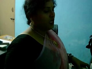 Южноиндийская тетушка сходит с ума в горячей сексуальной сцене