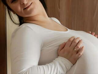 दृश्यरतिक की खुशी: हॉट बीबीडब्ल्यू ऐलिस 85 जेजे उसके बड़े पैमाने पर प्राकृतिक स्तनों को दिखाती है