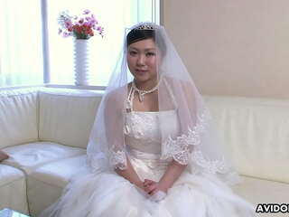 ईएमआई कोइज़ुमी, एक जापानी दुल्हन, इस बिना सेंसर वीडियो में उसकी शादी समारोह के बाद व्यभिचार में लिप्त